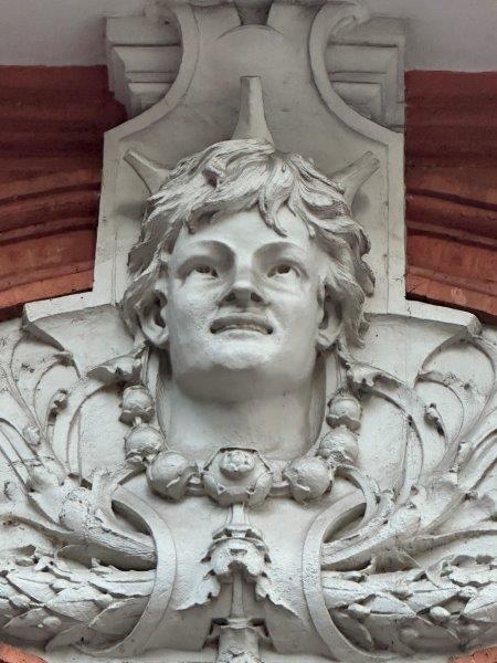 Mascaron angle Boulevard d Arcole et rue des Chalets