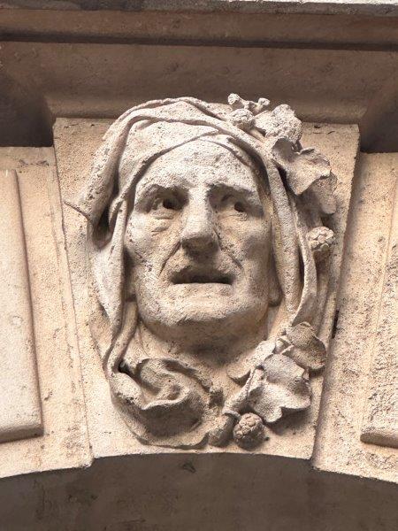 Mascaron facade du Capitole rue Ernest Roschach