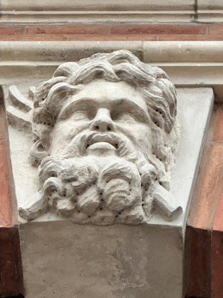 Mascaron facade du Capitole Toulouse 31000