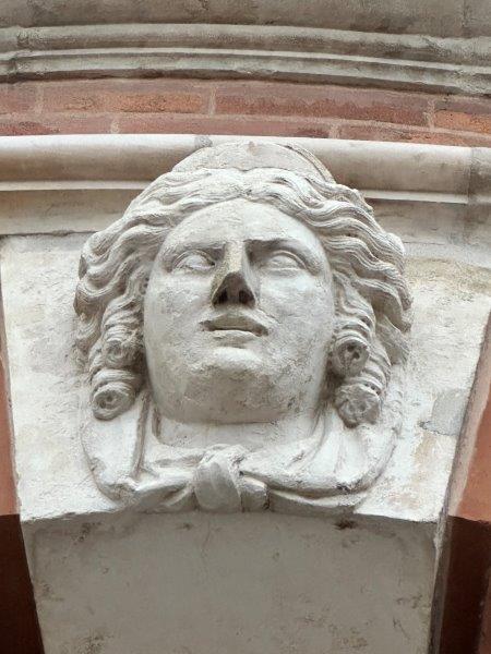 Mascaron facade du Capitole Toulouse Occitanie