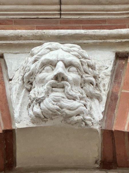 Mascaron facade du Capitole Toulouse