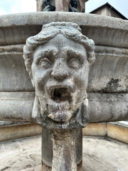 Mascaron fontaine place Saint-Étienne - Toulouse