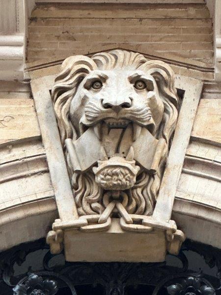 Mascaron tête de lion rue Saint-Antoine du T