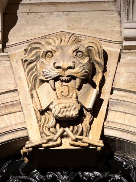 Mascaron rugissant rue Saint-Antoine du T