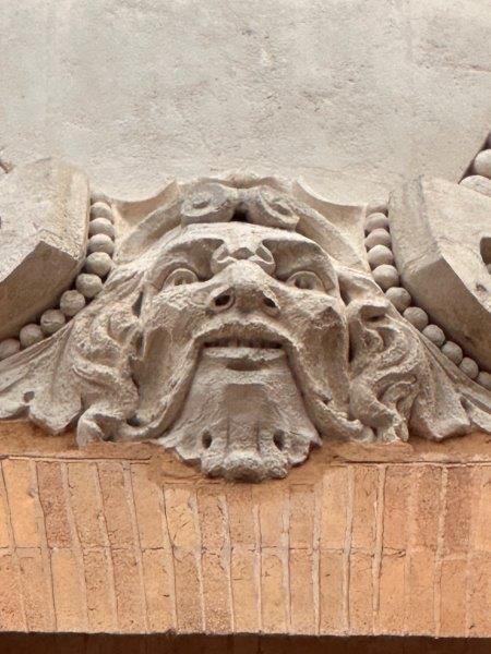 Mascaron angle rue Charles de Rémusat et rue du Périgord