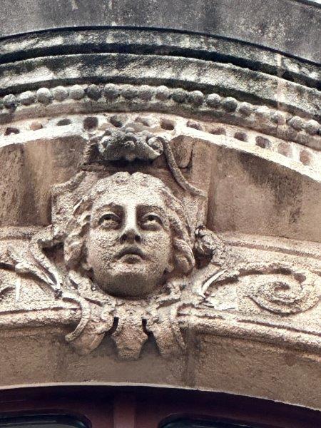 Mascaron angle rue des Paradoux et rue Joutx Aigues